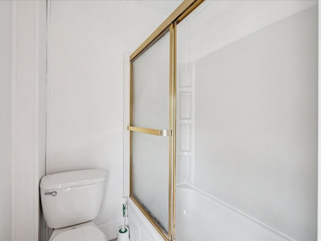 226 2nd Ave E, Lisbon, IA 52253 - bathroom featuring toilet and enclosed tub / shower combo