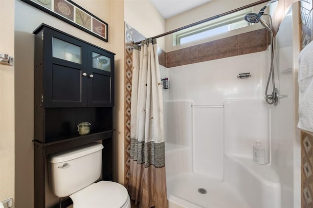 2012 Radcliffe Dr SW, Cedar Rapids, IA 52404 - full bath featuring a shower with curtain and toilet