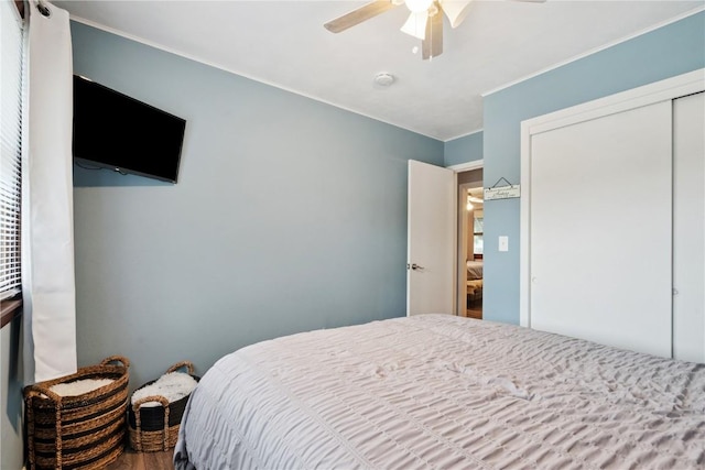 1654 19th St NW, Cedar Rapids, IA 52405 - bedroom featuring a closet, ceiling fan, and ornamental molding