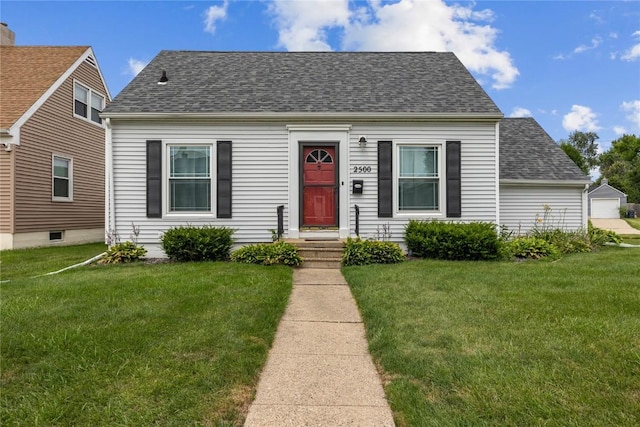 2500 D Ave NE, Cedar Rapids, IA 52402 - cape cod house featuring a front yard and a shingled roof