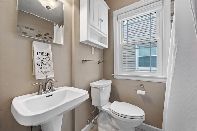 2500 D Ave NE, Cedar Rapids, IA 52402 - full bath with baseboards and curtained shower