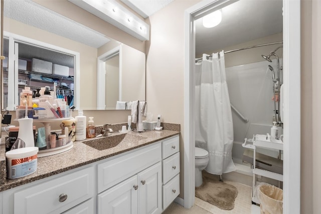 2131 1st Ave Unit 108, Cedar Rapids, IA 52402 - full bath featuring vanity and a shower with shower curtain