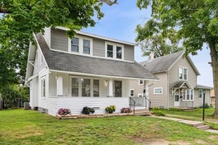 3107 E Ave NE, Cedar Rapids, IA 52402 - view of front of property featuring a front lawn and a shingled roof