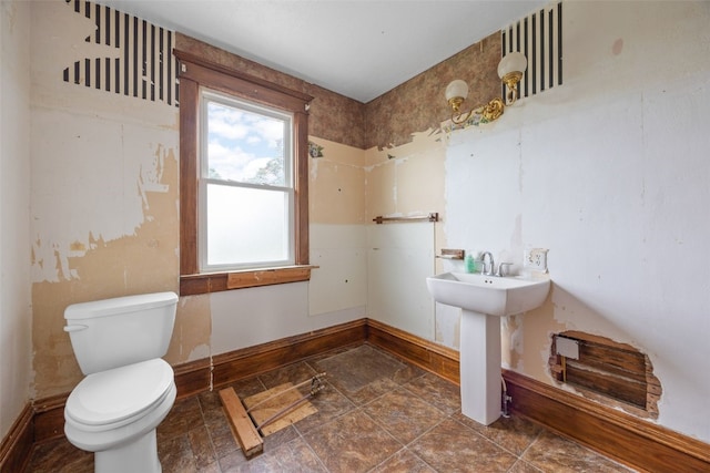 899 Jackson Ave, Mechanicsville, IA 52306 - bathroom featuring baseboards and stone finish floors