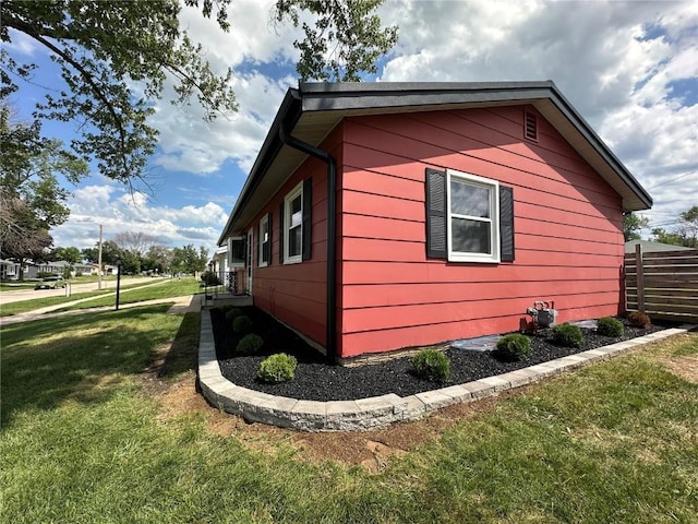 1125 W 10th Ave, Marion, IA 52302 - view of side of home with a yard