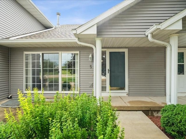 935 74th St NE Unit 5, Cedar Rapids, IA 52402 - property entrance featuring covered porch and a shingled roof