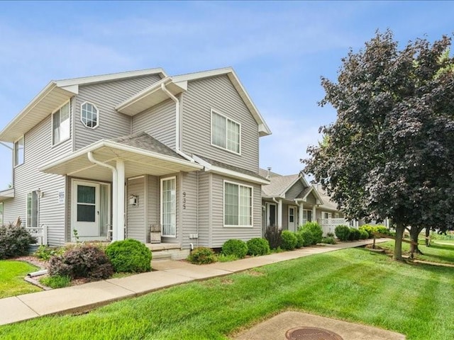 935 74th St NE Unit 5, Cedar Rapids, IA 52402 - traditional home with a front lawn and a porch