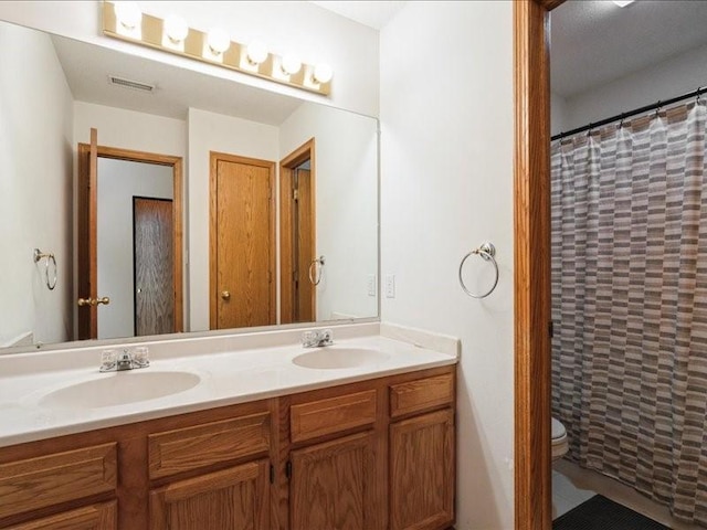 935 74th St NE Unit 5, Cedar Rapids, IA 52402 - bathroom with double vanity and curtained shower