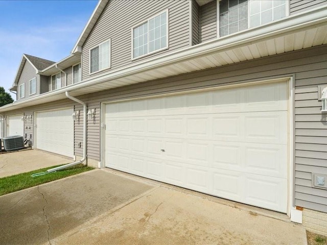 935 74th St NE Unit 5, Cedar Rapids, IA 52402 - garage with driveway
