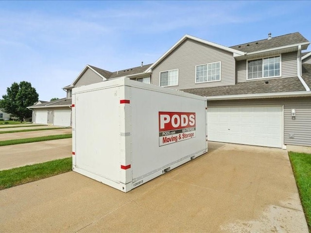 935 74th St NE Unit 5, Cedar Rapids, IA 52402 - exterior view of driveway