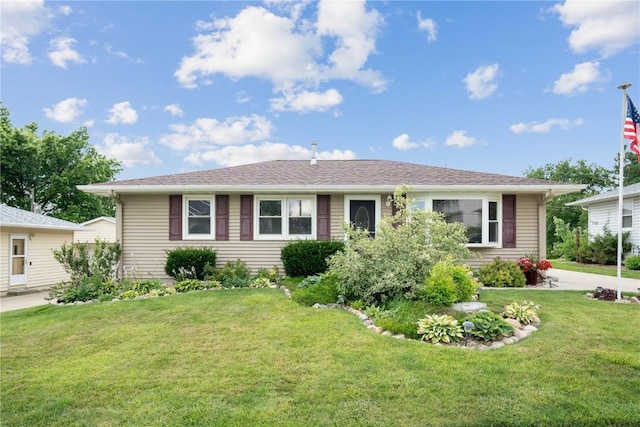 918 29th St NW, Cedar Rapids, IA 52405 - ranch-style house with a front yard