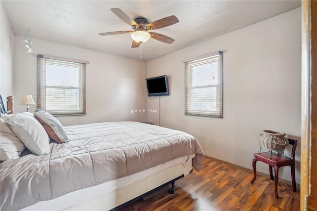 918 29th St NW, Cedar Rapids, IA 52405 - bedroom with wood finished floors, a textured ceiling, and a ceiling fan