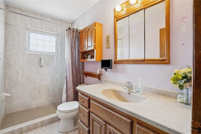 918 29th St NW, Cedar Rapids, IA 52405 - bathroom with vanity, tiled shower, and tile patterned flooring