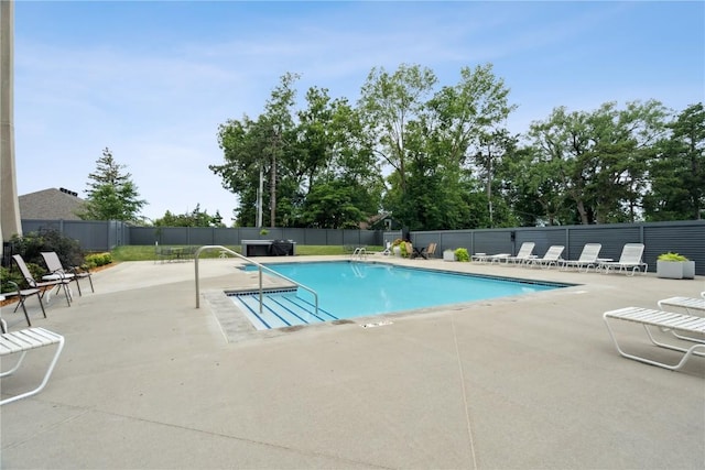 2222 1st Ave, Cedar Rapids, IA 52402 - community pool with a patio