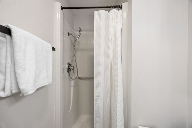 4812 Montclair Dr NW, Cedar Rapids, IA 52405 - full bath featuring a shower with shower curtain