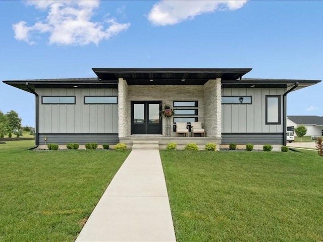 5112 Scenic View Ct SW, Cedar Rapids, IA 52404 - prairie-style home featuring board and batten siding, a front yard, and french doors