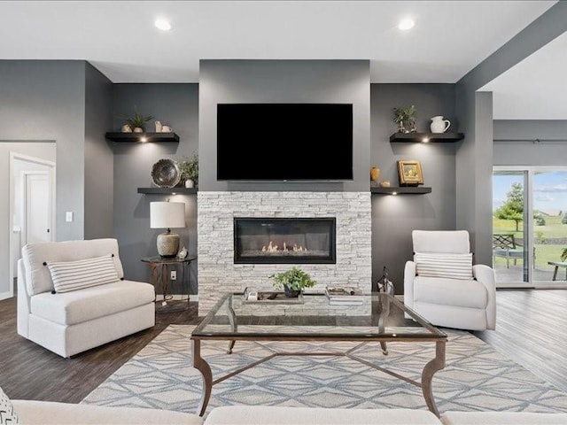 5112 Scenic View Ct SW, Cedar Rapids, IA 52404 - living area featuring wood finished floors, a fireplace, and recessed lighting