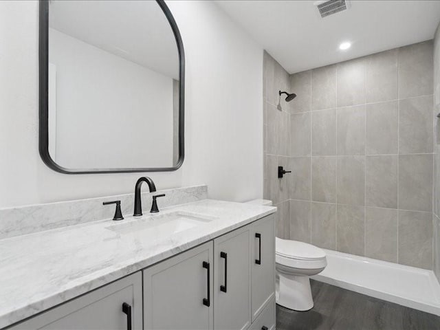 5112 Scenic View Ct SW, Cedar Rapids, IA 52404 - bathroom with vanity, a tile shower, and wood finished floors
