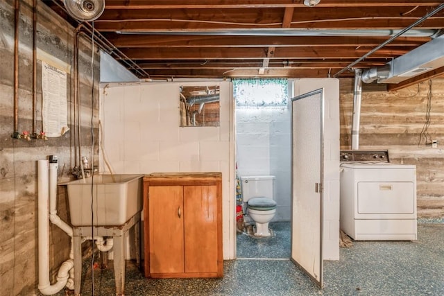 819 Valley St, Center Point, IA 52213 - below grade area featuring washer / clothes dryer and a sink
