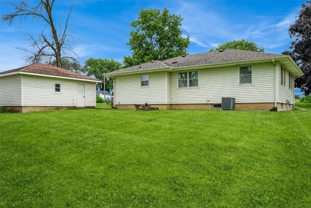 819 Valley St, Center Point, IA 52213 - back of property featuring a yard