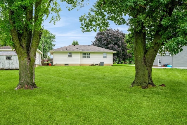 819 Valley St, Center Point, IA 52213 - rear view of property featuring a yard and an outdoor structure