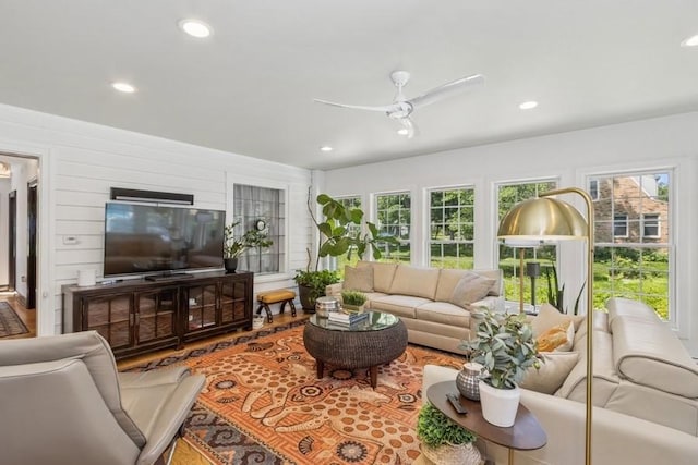 318 Ferson Ave, Iowa City, IA 52246 - living area with recessed lighting and a ceiling fan