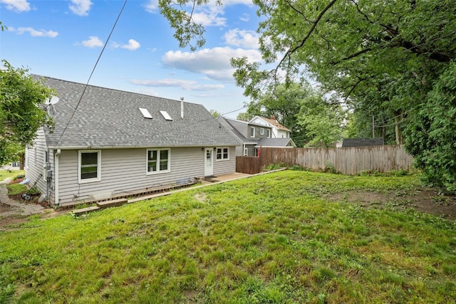 2539 Vernon Ct SE, Cedar Rapids, IA 52403 - rear view of house featuring a shingled roof