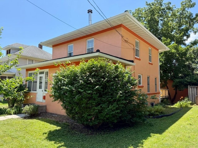 423 S 7th Ave, Iowa City, IA 52245 - view of side of property featuring stucco siding and a yard