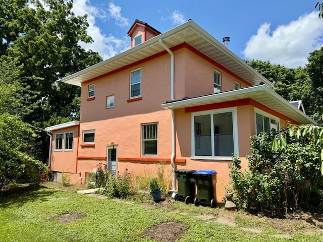 423 S 7th Ave, Iowa City, IA 52245 - view of side of property with stucco siding and a lawn