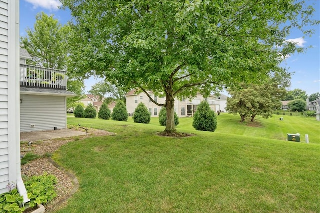 4555 Westchester Dr NE Unit B, Cedar Rapids, IA 52402 - view of grassy yard featuring a residential view