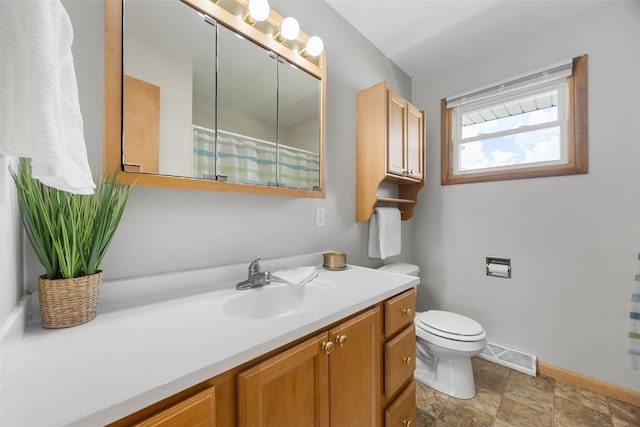 360 29th St NW, Cedar Rapids, IA 52405 - full bath featuring vanity, stone finish floors, and a shower with curtain