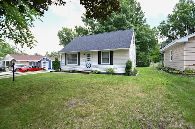 1135 Maplecrest Dr, Marion, IA 52302 - view of front of property featuring roof with shingles and a front lawn
