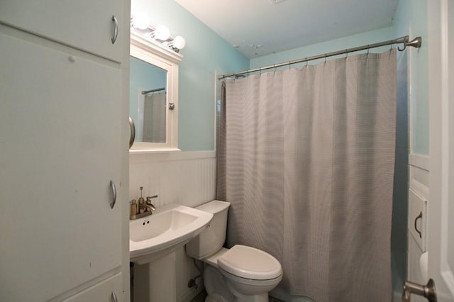 1135 Maplecrest Dr, Marion, IA 52302 - bathroom featuring a wainscoted wall and a shower with shower curtain