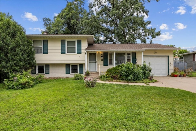 6613 Devonshire Dr NE, Cedar Rapids, IA 52402 - tri-level home with concrete driveway, an attached garage, and a front yard