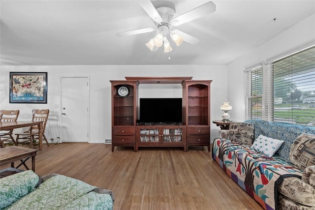 6613 Devonshire Dr NE, Cedar Rapids, IA 52402 - living area featuring wood finished floors and a ceiling fan
