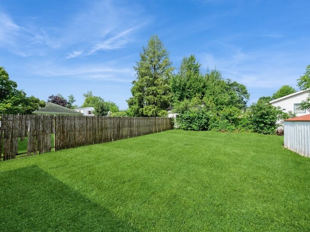 2408 J St SW, Cedar Rapids, IA 52404 - view of yard