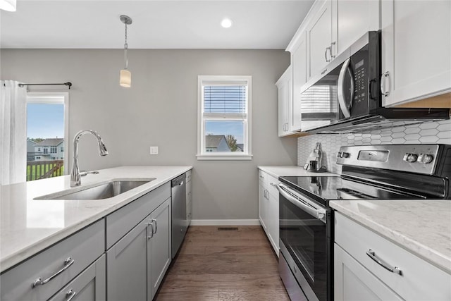 2455 Bridlewood Ct, Marion, IA 52302 - kitchen featuring appliances with stainless steel finishes, backsplash, dark wood finished floors, decorative light fixtures, and recessed lighting