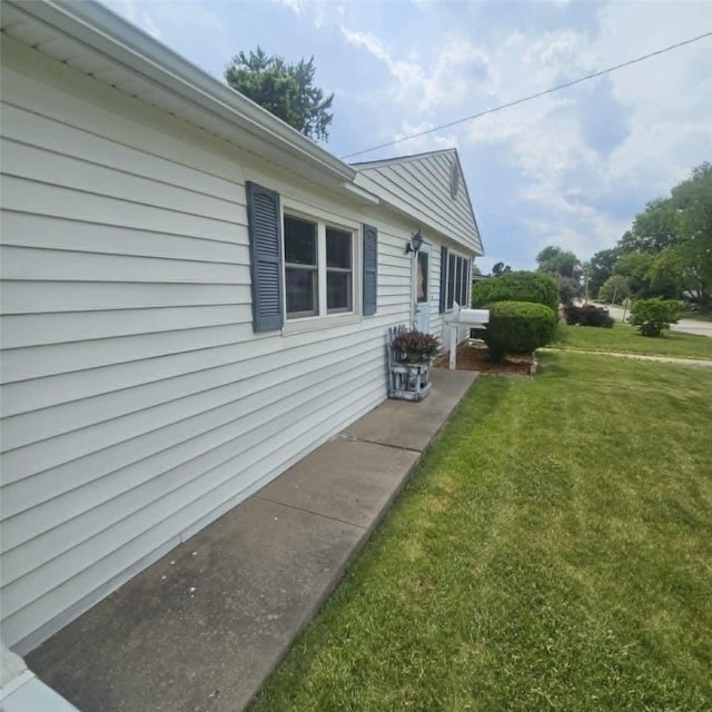 1011 Regent St NE, Cedar Rapids, IA 52402 - view of side of property featuring a yard