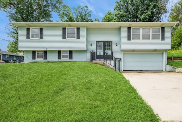 2029 Knollshire Rd NE, Cedar Rapids, IA 52402 - raised ranch featuring an attached garage, a front lawn, concrete driveway, and brick siding