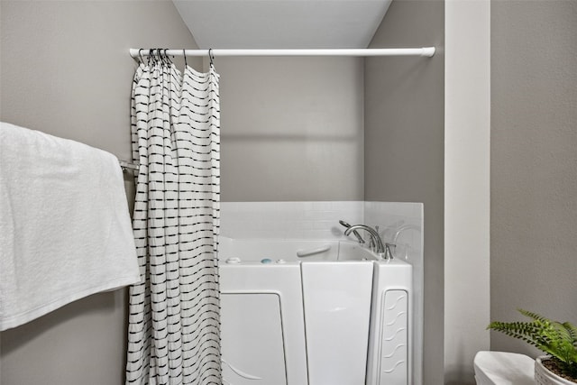 1458 Tower Ln NE Unit 12, Cedar Rapids, IA 52402 - full bathroom featuring a bath