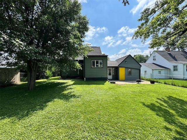 336 20th St NW, Cedar Rapids, IA 52405 - view of yard with a patio area