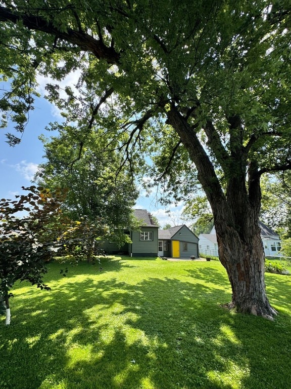 336 20th St NW, Cedar Rapids, IA 52405 - view of grassy yard