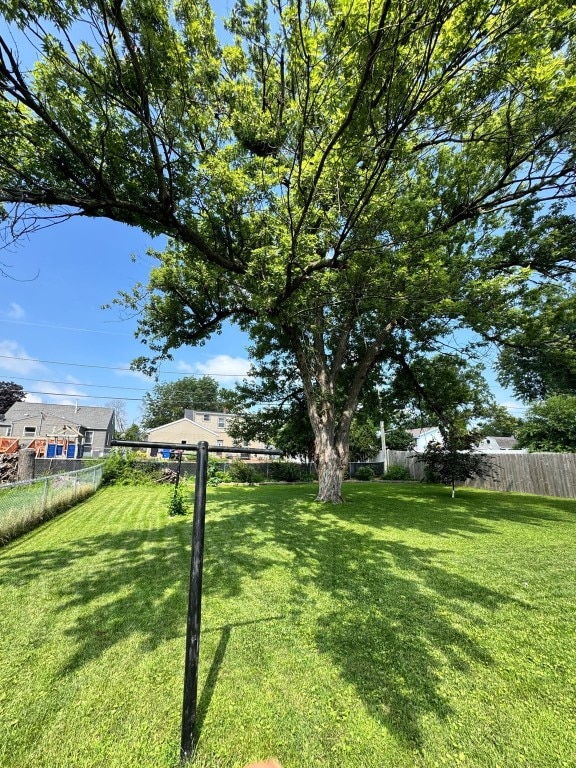 336 20th St NW, Cedar Rapids, IA 52405 - view of fenced backyard