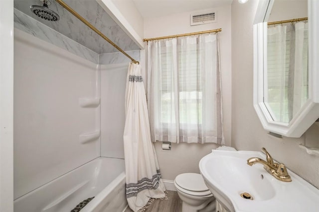2000 Hamilton St SW, Cedar Rapids, IA 52404 - full bathroom featuring a sink and shower / bathtub combination with curtain