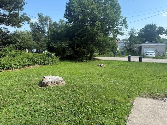 1839 K Ave NE, Cedar Rapids, IA 52402 - view of green lawn