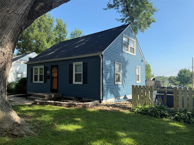 1839 K Ave NE, Cedar Rapids, IA 52402 - view of front of house featuring a shingled roof