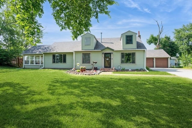 1935 1st Ave SW, Cedar Rapids, IA 52405 - view of front of home with a front yard, driveway, and roof with shingles