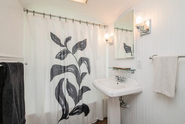 1935 1st Ave SW, Cedar Rapids, IA 52405 - view of full bathroom