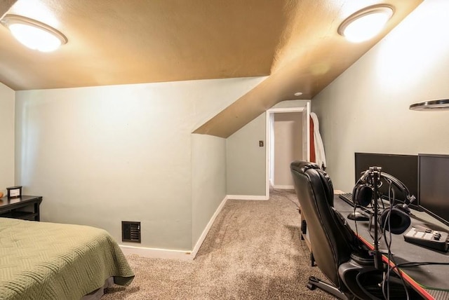 1935 1st Ave SW, Cedar Rapids, IA 52405 - carpeted bedroom featuring baseboards