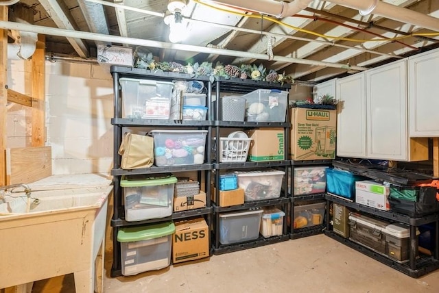 1935 1st Ave SW, Cedar Rapids, IA 52405 - storage with a sink